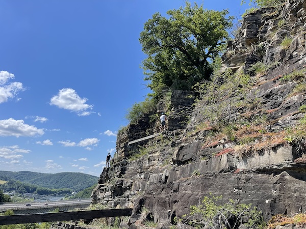 Ondernemer op een via ferrata tijdens een Warrior Week